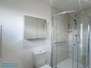 Shower room- click for photo gallery